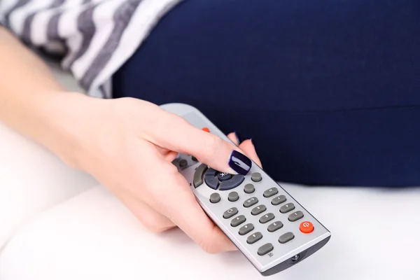 Mano femminile con telecomando TV, primo piano — Foto Stock