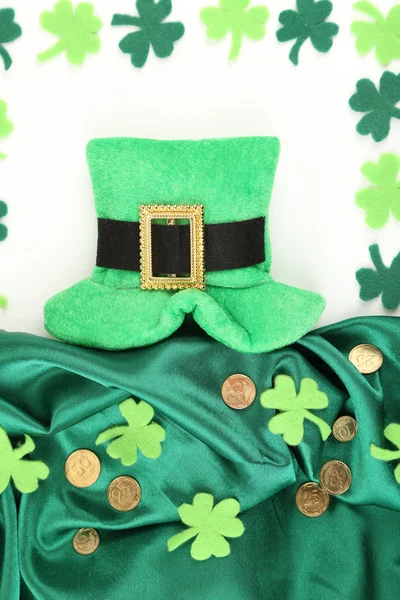 Saint Patrick day hat with clover leaves and golden coins, isolated on white — Stock Photo, Image