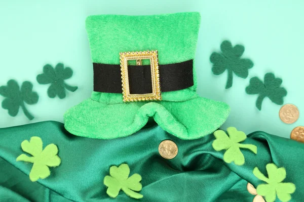 Svatý patrick, den klobouk s jetelem, listy a zlaté mince na zelené pozadí — Stock fotografie