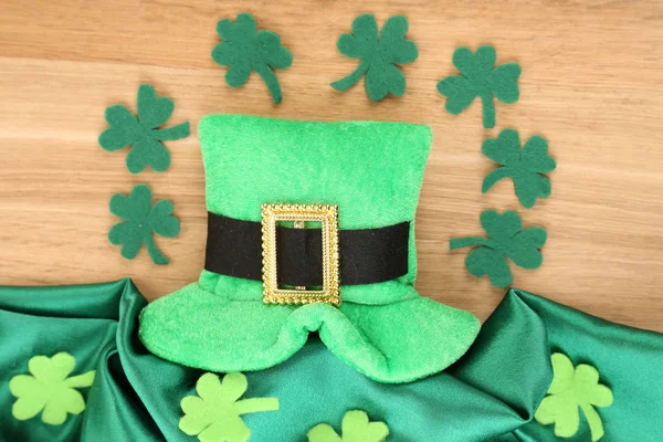 Chapeau Saint Patrick avec feuilles de trèfle sur fond bois — Photo