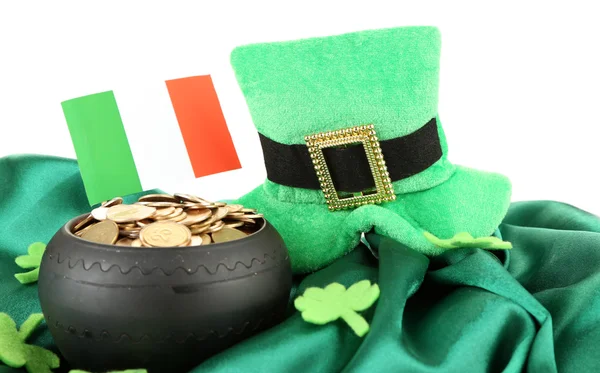 聖パトリックの日帽子、金貨と白で隔離されるアイルランドの旗の鍋 — ストック写真