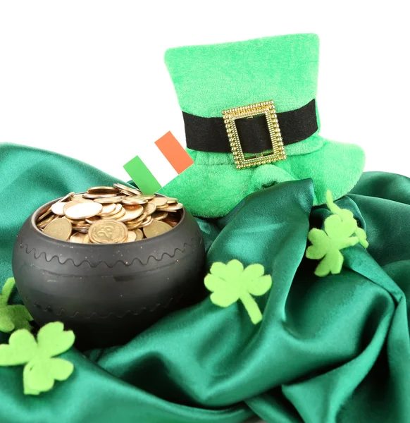 Sombrero de San Patricio, bote de monedas de oro y bandera irlandesa, aislado sobre blanco — Foto de Stock