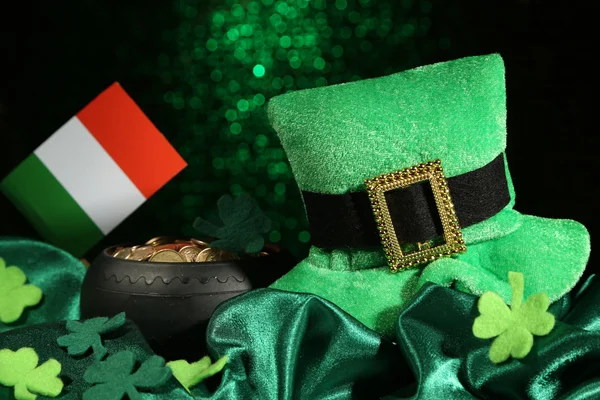 Saint Patrick day hat, pot of gold coins and Irish flag on green shiny background — Stock Photo, Image