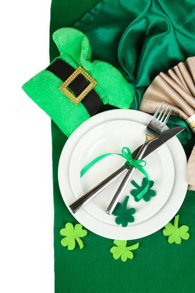 Configuração de mesa para o dia de St Patricks com fundo branco — Fotografia de Stock