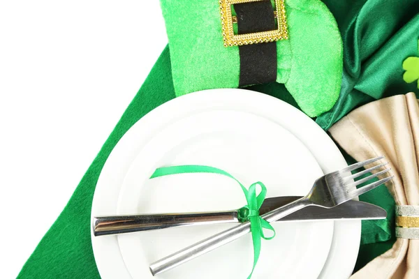 Configuração de mesa para o dia de St Patricks com fundo branco — Fotografia de Stock