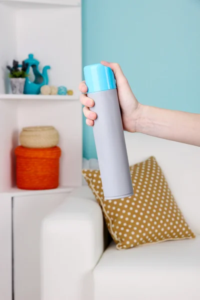 Spray Lufterfrischer in der Hand auf Home Interior Hintergrund — Stockfoto