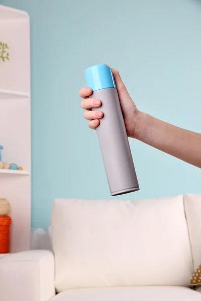 Spruzzato deodorante in mano su sfondo interno casa — Foto Stock