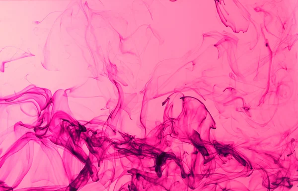 Tinta en agua sobre fondo rosa —  Fotos de Stock