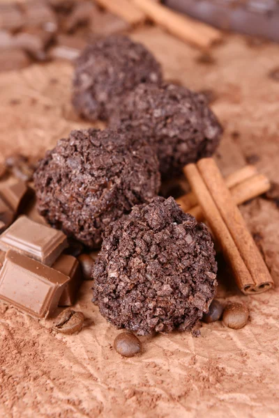 Νόστιμα σοκολατάκια σε κοντινό πλάνο του πίνακα — Stockfoto