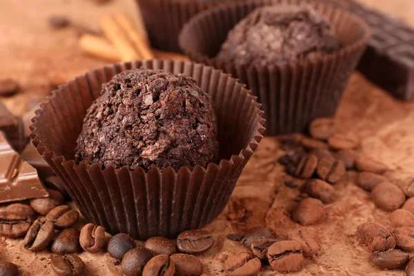 Deliciosos chocolates na mesa close-up — Fotografia de Stock