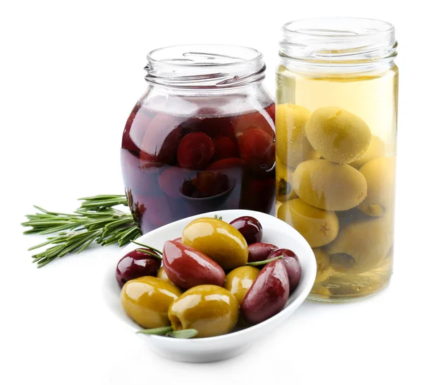 美味的橄榄在玻璃罐子里，白色衬底上分离 — 图库照片