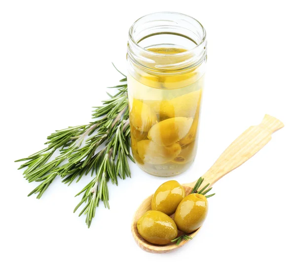 美味的橄榄在玻璃罐中，孤立的白色衬底上 — 图库照片