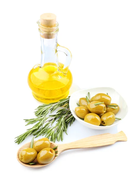 Sabrosas aceitunas y aceite aislados en blanco — Foto de Stock