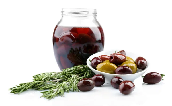 Olive saporite in vaso di vetro, isolate su bianco — Foto Stock