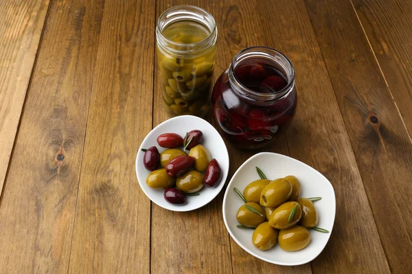 Smakelijke olijven op houten tafel — Stockfoto