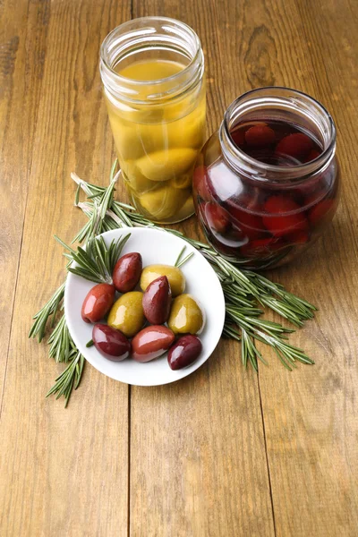 Leckere Oliven auf Holztisch — Stockfoto