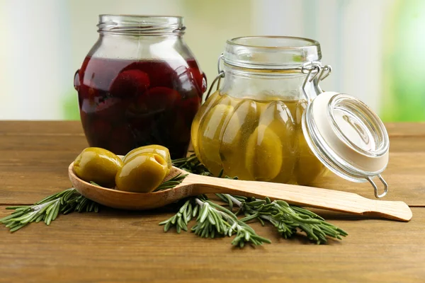 Leckere Oliven auf Holztisch, auf natürlichem Hintergrund — Stockfoto