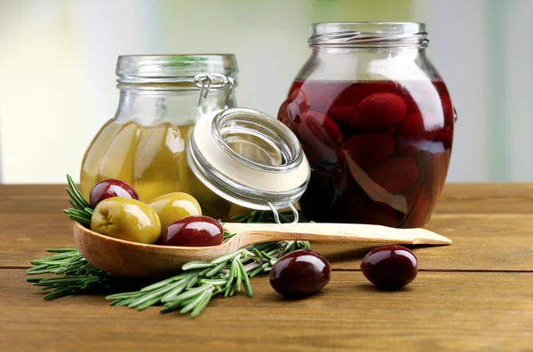 Вкусные оливки на деревянном столе, на естественном фоне — стоковое фото