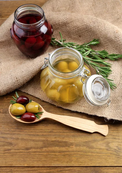 Sabrosas aceitunas sobre mesa de madera —  Fotos de Stock