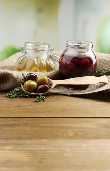 美味橄榄木制的桌子，对自然背景上 — 图库照片