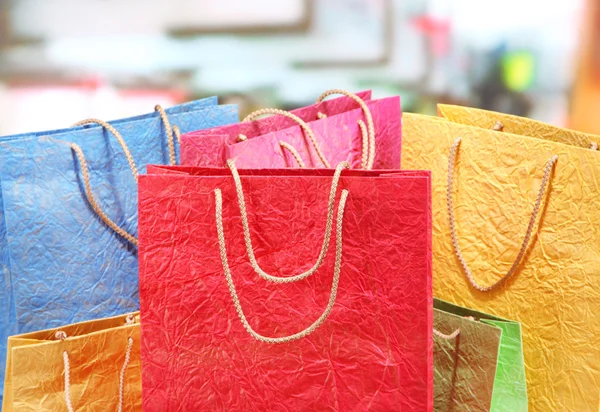 Sacos de compras coloridos, em fundo brilhante — Fotografia de Stock