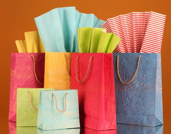 Bolsas de compras coloridas, sobre fondo de color oscuro — Foto de Stock