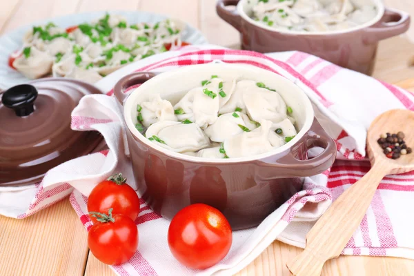 Albóndigas de carne - pelmeni hervido ruso de cerca —  Fotos de Stock