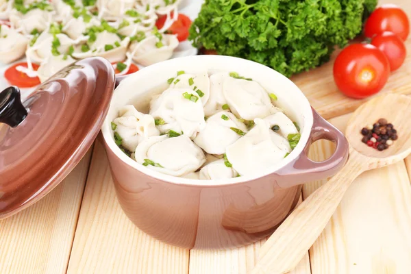 Albóndigas de carne - pelmeni hervido ruso de cerca — Foto de Stock