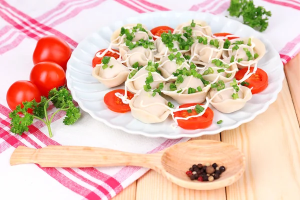 Vlees knoedels - Russische gekookte pelmeni close-up — Stockfoto