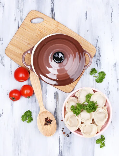 Vlees knoedels - Russisch gekookt pelmeni op houten tafel — Stockfoto