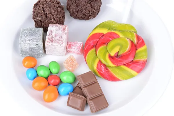 Diferentes dulces en el plato en primer plano de la mesa —  Fotos de Stock