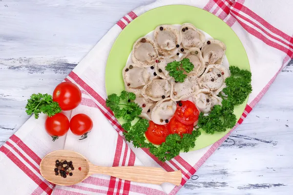 Vlees knoedels - Russische gekookte pelmeni close-up — Stockfoto