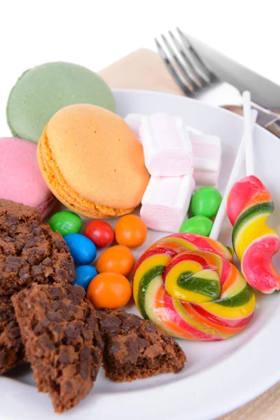 Olika sötsaker på tallriken på bordet närbild — Stockfoto