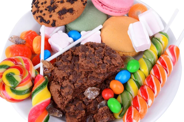 Diferentes dulces en el plato en primer plano de la mesa —  Fotos de Stock