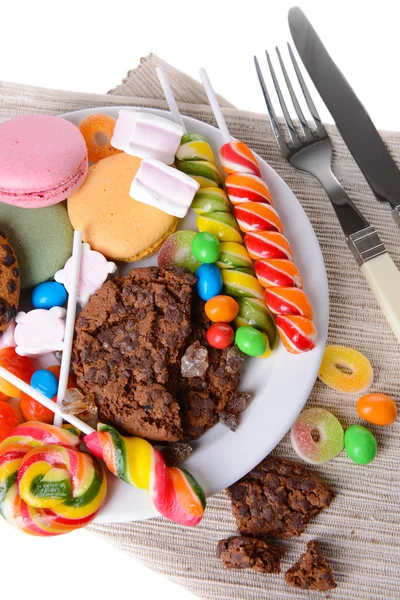 Dolci diversi sul piatto primo piano sul tavolo — Foto Stock