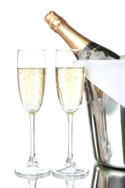 Bicchieri di champagne e bottiglia in secchio, isolati su bianco — Foto Stock