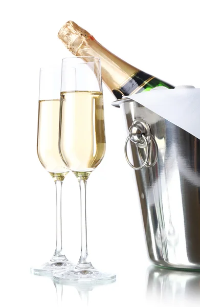 Glas champagne och flaska i hink, isolerad på vit — Stockfoto