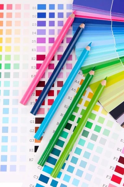Échantillons de couleur avec crayons gros plan — Photo