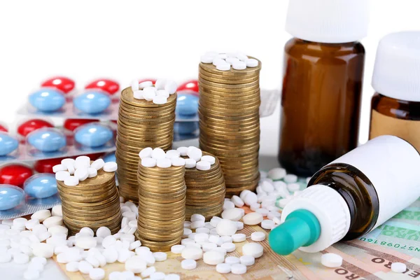 Obat resep pada latar belakang uang mewakili meningkatnya biaya perawatan kesehatan. Terisolasi di atas putih — Stok Foto