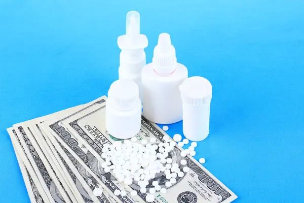 Medicamentos recetados con antecedentes económicos que representan un aumento de los costos de atención médica. Sobre fondo de color —  Fotos de Stock
