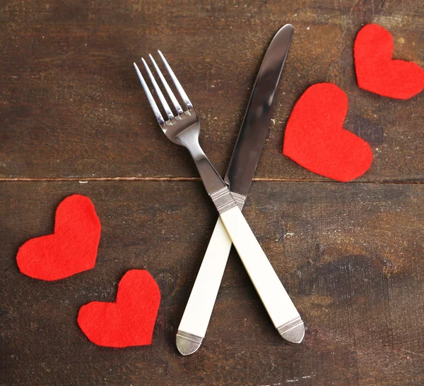 Cena di San Valentino con tavola apparecchiata su tavola di legno primo piano — Foto Stock