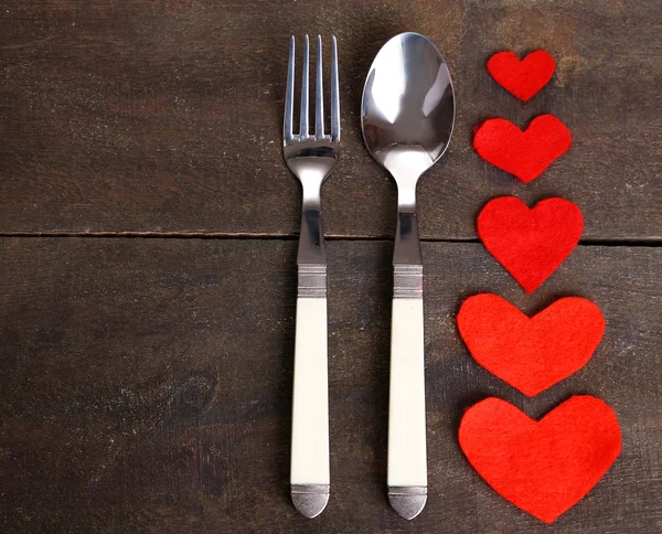 Valentijnsdag diner met tabel instellen op houten tafel close-up — Stockfoto