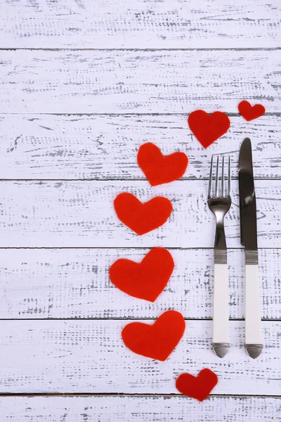 Valentijnsdag diner met tabel instellen op houten tafel close-up — Stockfoto