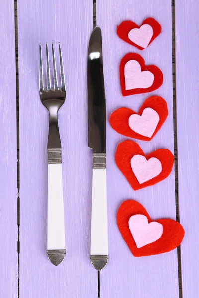 Dîner Saint Valentin avec table sur table en bois close-up — Photo