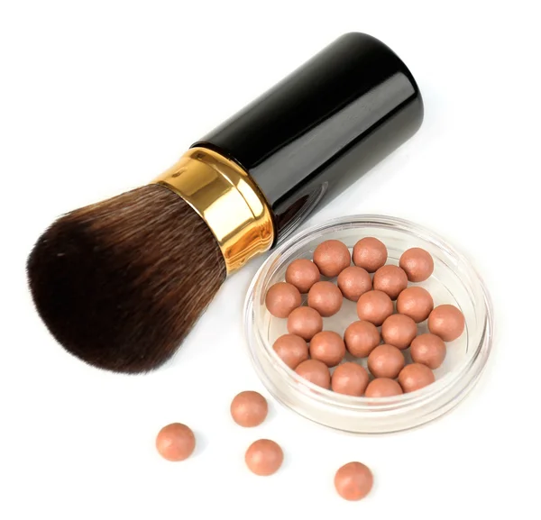 Szczotki kosmetyczne i brązowy rouge na białym tle — Zdjęcie stockowe