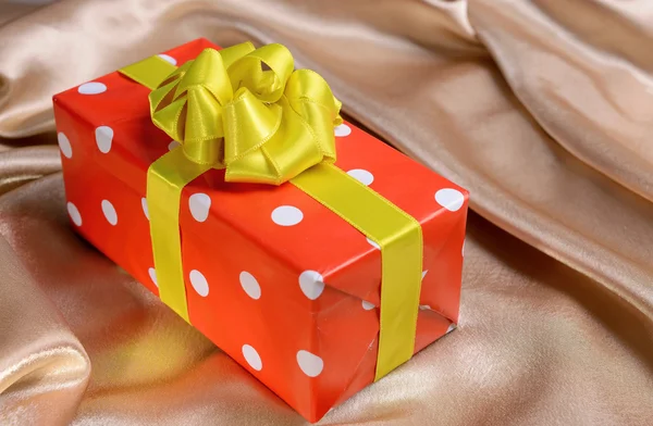 Gift box on table close-up — Stock Photo, Image