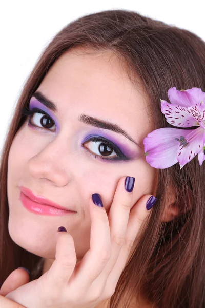 Mulher bonita com flor no cabelo close up — Fotografia de Stock