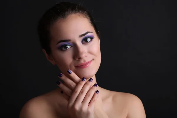 Hermosa joven sobre fondo oscuro — Foto de Stock