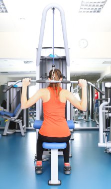 genç kadın spor salonunda ağırlık eğitimi 