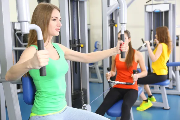 Grupp människor träning med vikter i gymmet — Stockfoto